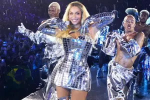 Fanatı Beyonsun verdiyi eynəyi satır