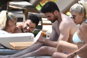 Çimərlikdə sevgilisini dişlədi