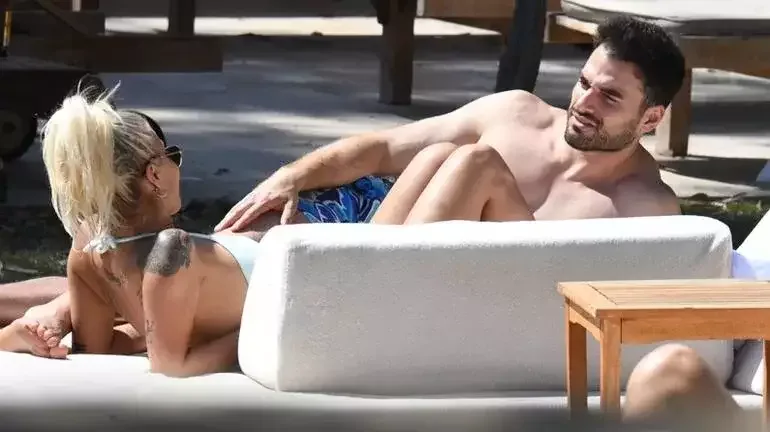 Çimərlikdə sevgilisini dişlədi