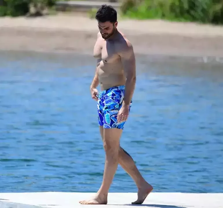 Çimərlikdə sevgilisini dişlədi