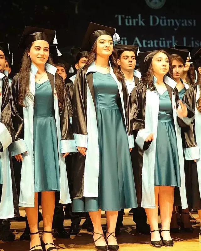 Xalq artistinin qızı məzun oldu - Fotolar