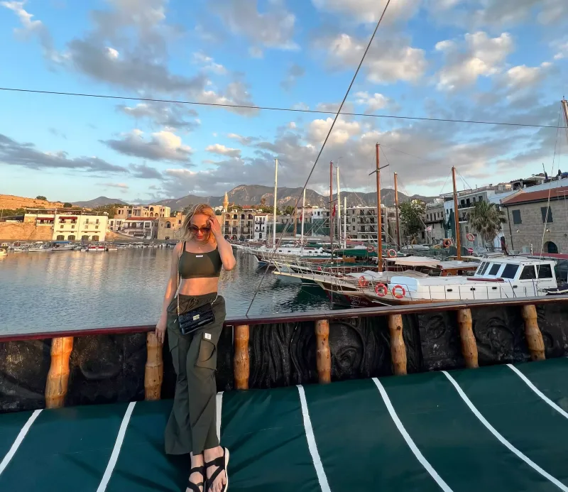 Nura çimərlik geyimində