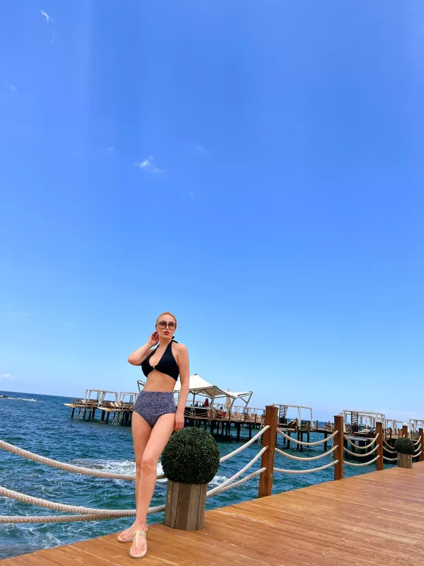 Nura çimərlik geyimində