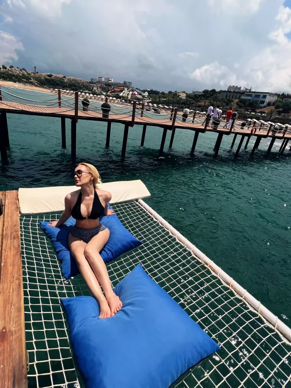 Nura çimərlik geyimində