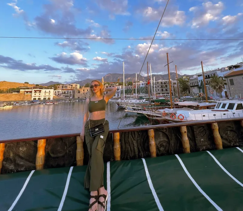 Nura çimərlik geyimində