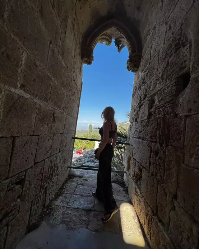 Nura çimərlik geyimində