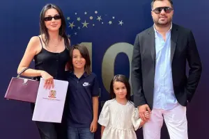 Ailəlikcə məzun gününə getdilər