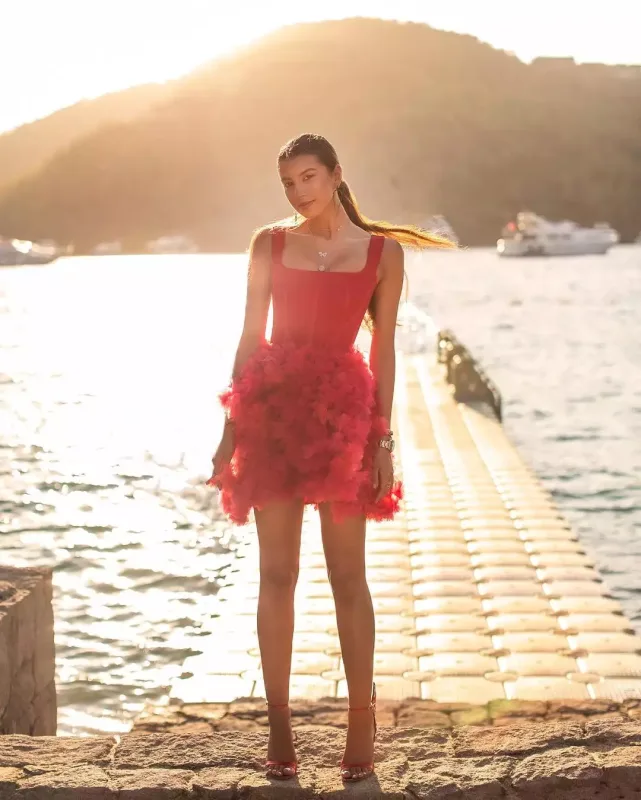 Fərhad Əliyevin qızı da müğənniliyə başladı