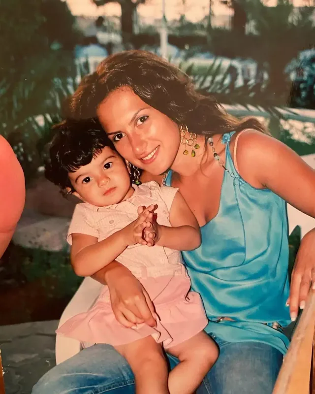 Fərhad Əliyevin qızı da müğənniliyə başladı