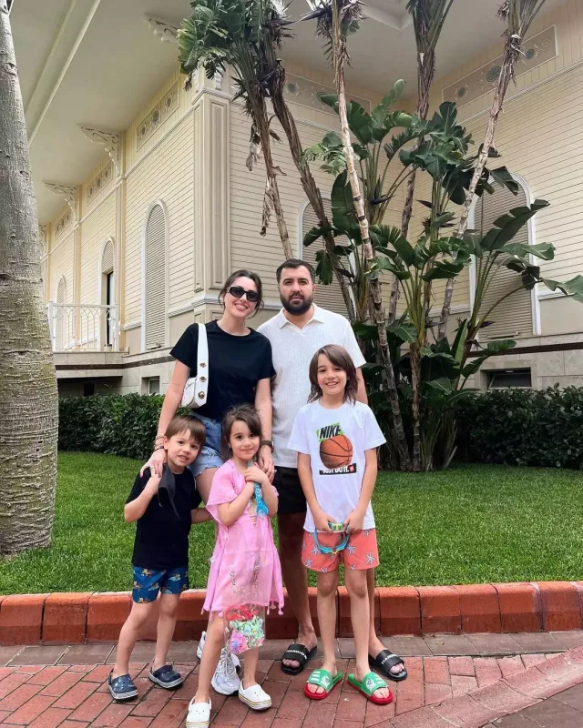 Fərhad Əliyevin qızı da müğənniliyə başladı