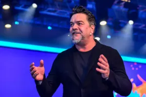 Beyaz iki verilişlə qayıdır