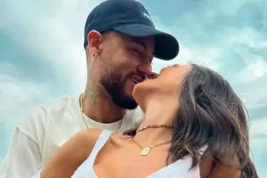 Neymar hamilə sevgilisinə xəyanət etdi