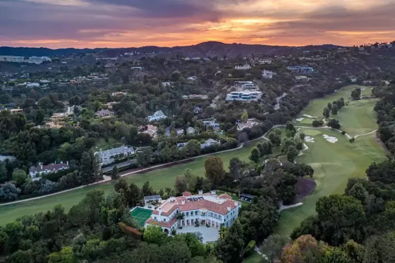Serialı evində çəkilirmiş...