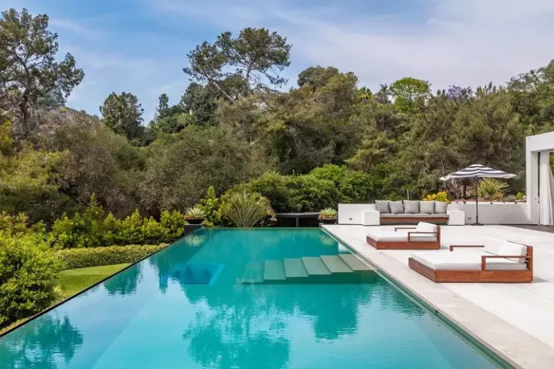 Serialı evində çəkilirmiş...