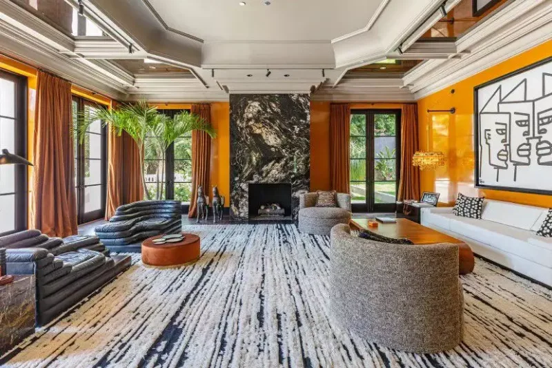 Serialı evində çəkilirmiş...