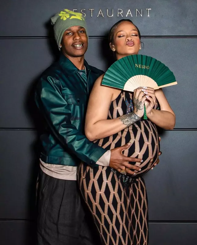 Rihanna bu dəfə “çılpaq” görüntüləndi