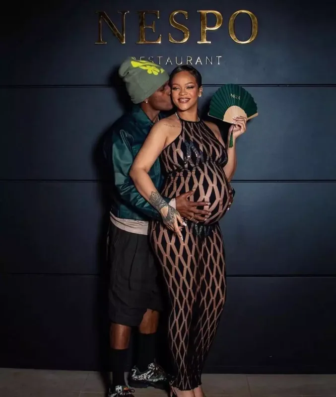 Rihanna bu dəfə “çılpaq” görüntüləndi