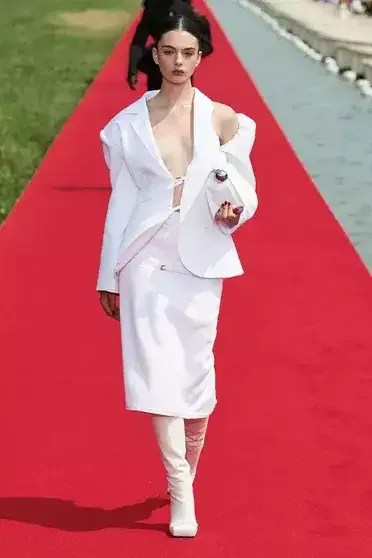 "Jacquemus" payız kolleksiyasını ulduzlar izlədi