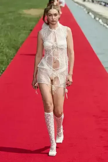 "Jacquemus" payız kolleksiyasını ulduzlar izlədi