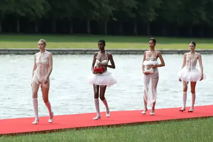 "Jacquemus" payız kolleksiyasını ulduzlar izlədi