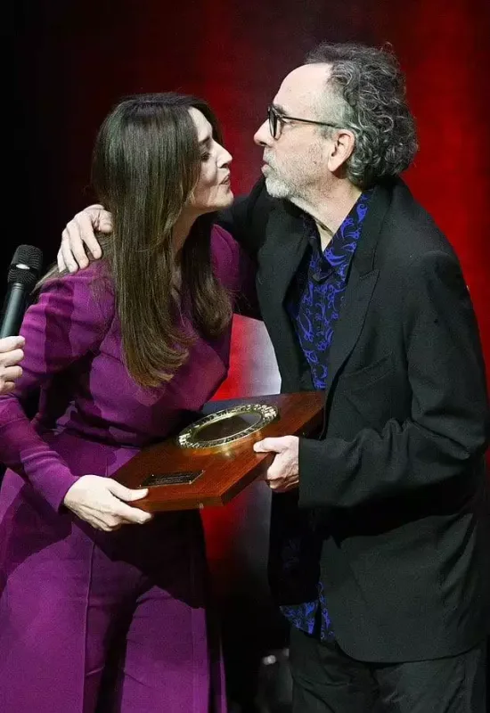 64 yaşlı rejissorla sevgili olduğunu etiraf etdi