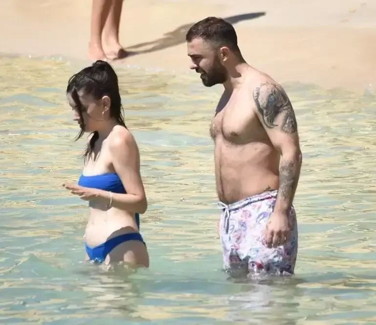 Həmkarı ilə eşq yaşayır