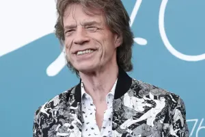 Özündən 43 yaş kiçik sevgilisi ilə evlənir