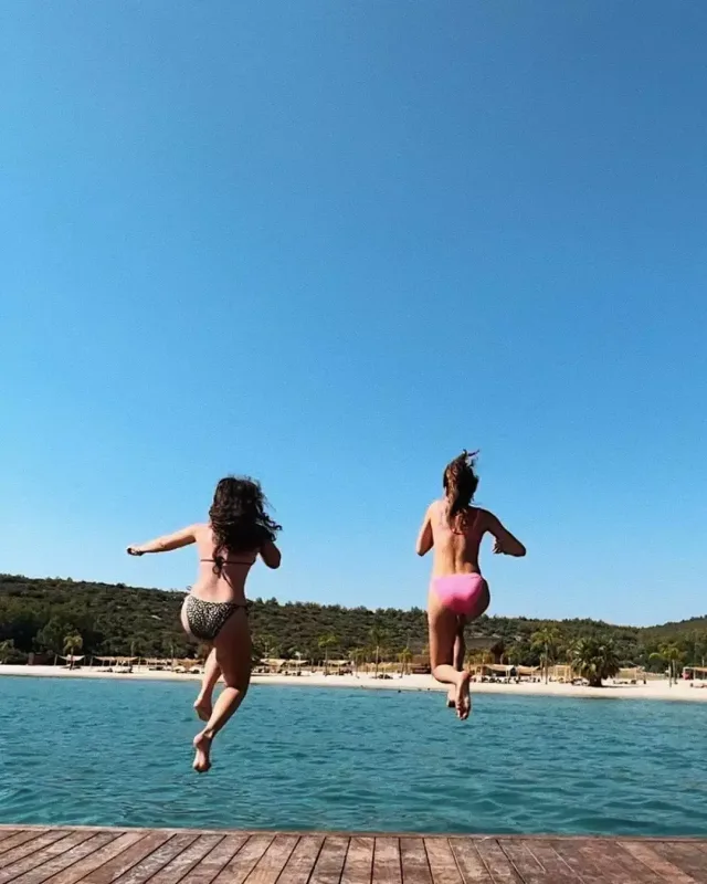 Ad günündə bikinili fotolarını paylaşdı