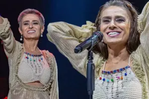 Səhnədə parikini çıxardı