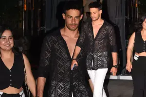 Yeni sevgilisi ilə əl-ələ