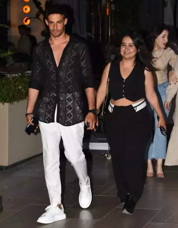 Yeni sevgilisi ilə əl-ələ