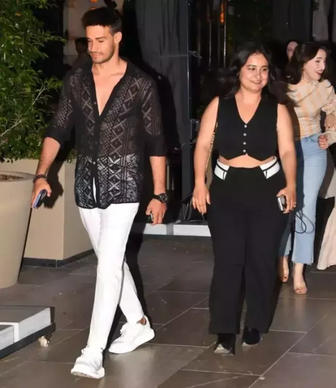 Yeni sevgilisi ilə əl-ələ