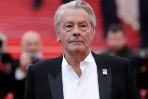 Alen Delonun uşaqları onun baxıcısını məhkəməyə verdi