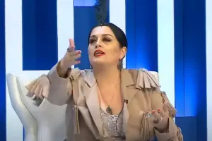 Qalmaqal: Elzadan şeirini tənqid edən xanıma: “Beyninizlə düşünmürsünüz”