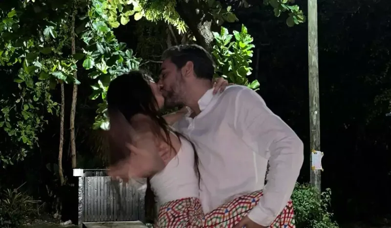 Xəyanət xəbəri yayılan əri ilə dodaq-dodağa