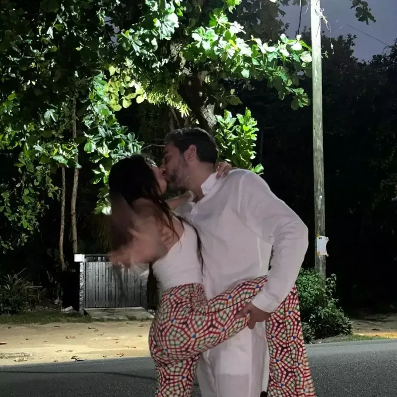 Xəyanət xəbəri yayılan əri ilə dodaq-dodağa