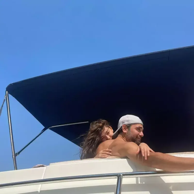 Xəyanət xəbəri yayılan əri ilə dodaq-dodağa