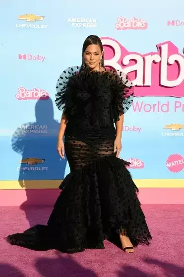 Margot Robbi retro, Dua Lipa transparan geyimdə