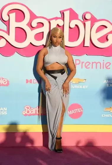 Margot Robbi retro, Dua Lipa transparan geyimdə