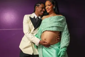 Hamilə Rihanna alt paltarı reklam etdi