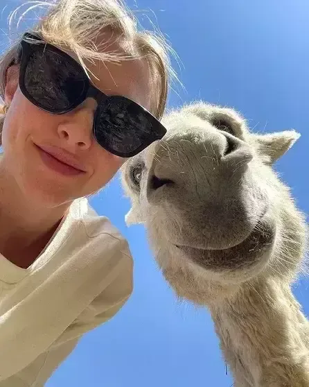 Fermada ailəsi və 34 heyvanı ilə yaşayır