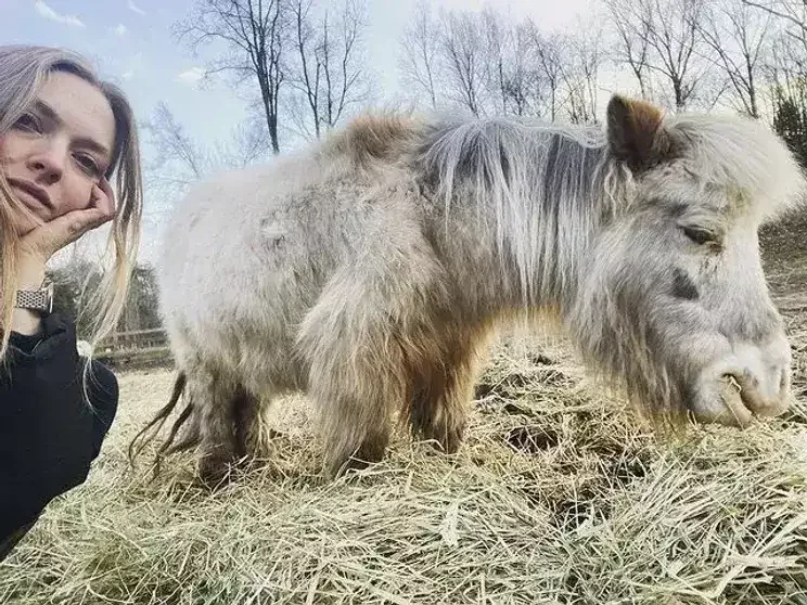 Fermada ailəsi və 34 heyvanı ilə yaşayır