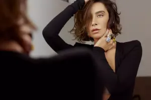 Səhnədə sevgilisini öpüb təşəkkür etdi