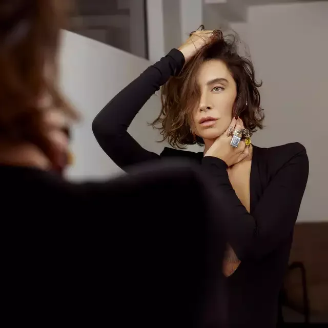 Səhnədə sevgilisini öpüb təşəkkür etdi