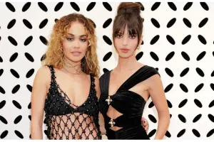 Alt paltarının üstünə geyindiyi tor libasla qırmızı xalçaya çıxdı