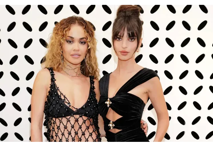 Alt paltarının üstünə geyindiyi tor libasla qırmızı xalçaya çıxdı