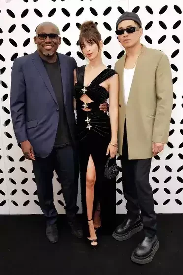 Alt paltarının üstünə geyindiyi tor libasla qırmızı xalçaya çıxdı