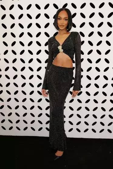 Alt paltarının üstünə geyindiyi tor libasla qırmızı xalçaya çıxdı