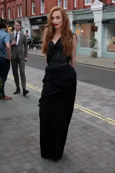 Alt paltarının üstünə geyindiyi tor libasla qırmızı xalçaya çıxdı