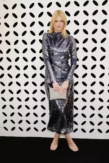 Alt paltarının üstünə geyindiyi tor libasla qırmızı xalçaya çıxdı